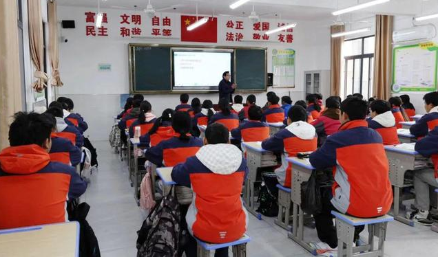 教师们焕宣布如此的热情和创造力的氛围在校园里弥漫开来 教师们焕宣布如此的热情和创造力的氛围在校园里弥漫开来