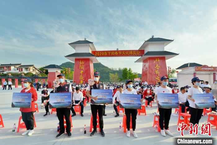 百名“疫”线医护人员欢聚四川阆中古城 补过正宗中国年