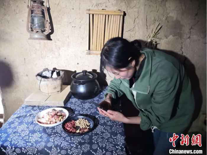  甘肃宕昌农家女引都市人“云入山”：烹山味直播荐土产